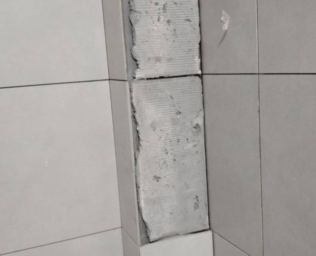 金塔瓷砖空鼓维修公司分享下瓷砖施工前基层浇水润湿程度不足，可能导致以下问题